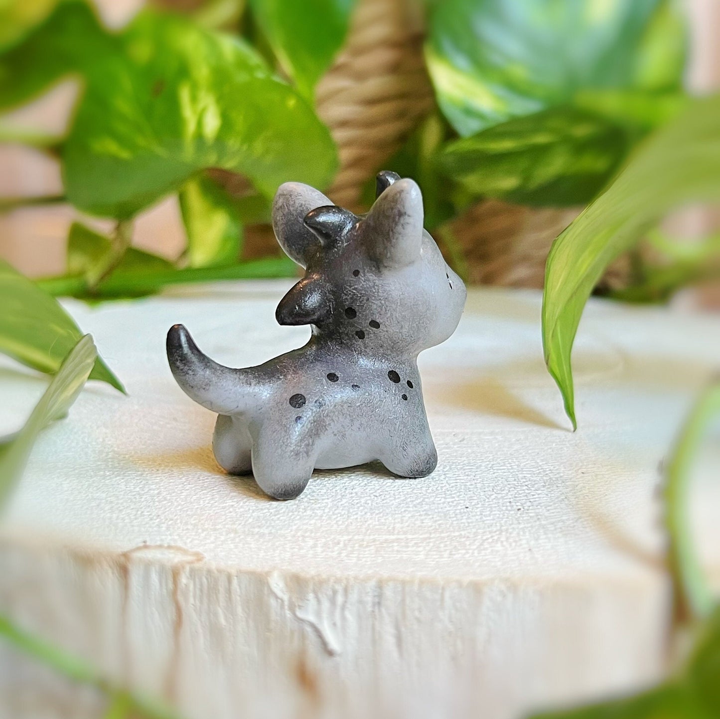 Chupacabra chien en argile polymère mignon fait main , ami de bureau kawaii, créature mythologique