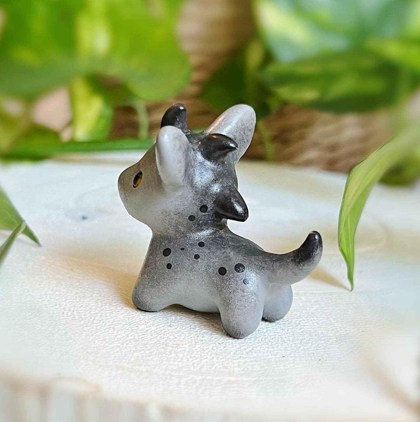 Chupacabra chien en argile polymère mignon fait main , ami de bureau kawaii, créature mythologique