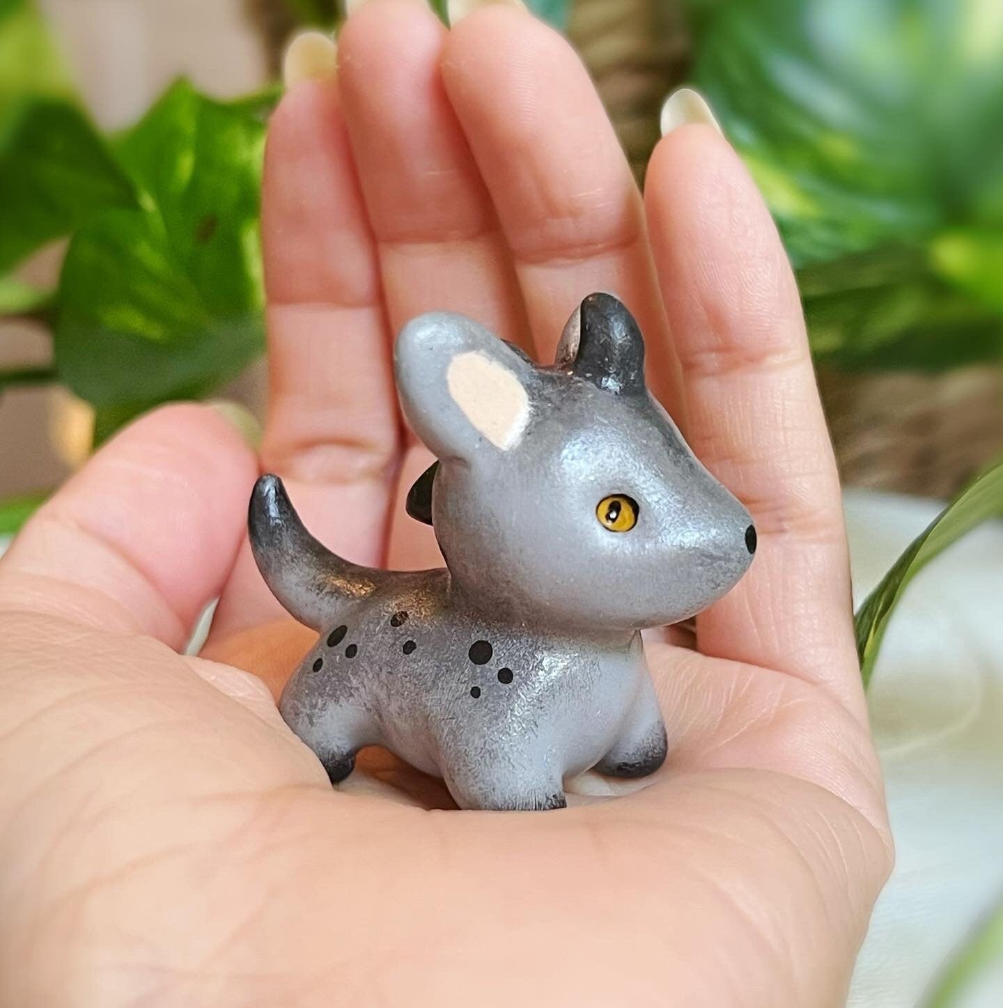 Chupacabra chien en argile polymère mignon fait main , ami de bureau kawaii, créature mythologique