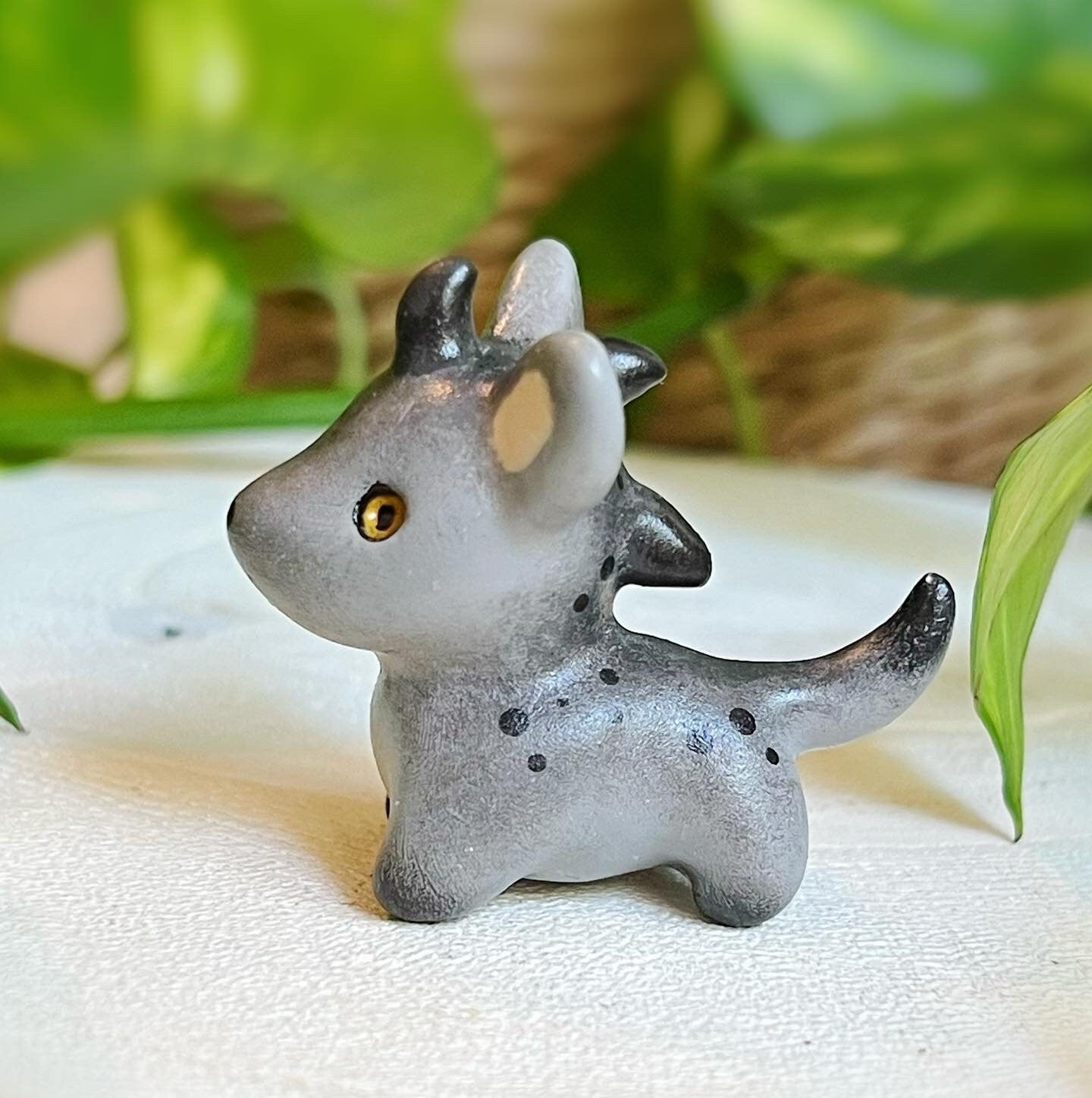 Chupacabra chien en argile polymère mignon fait main , ami de bureau kawaii, créature mythologique