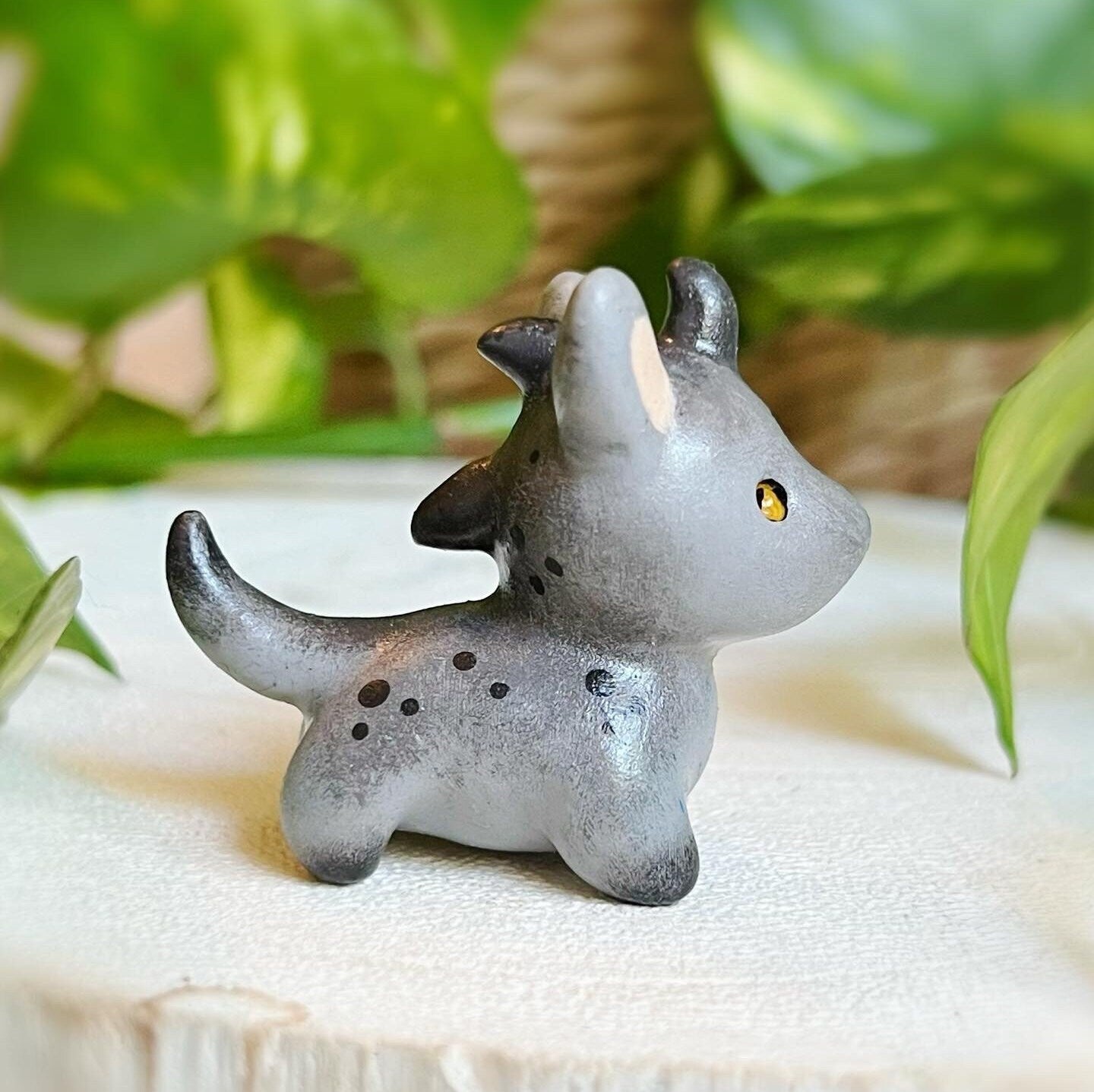 Chupacabra chien en argile polymère mignon fait main , ami de bureau kawaii, créature mythologique