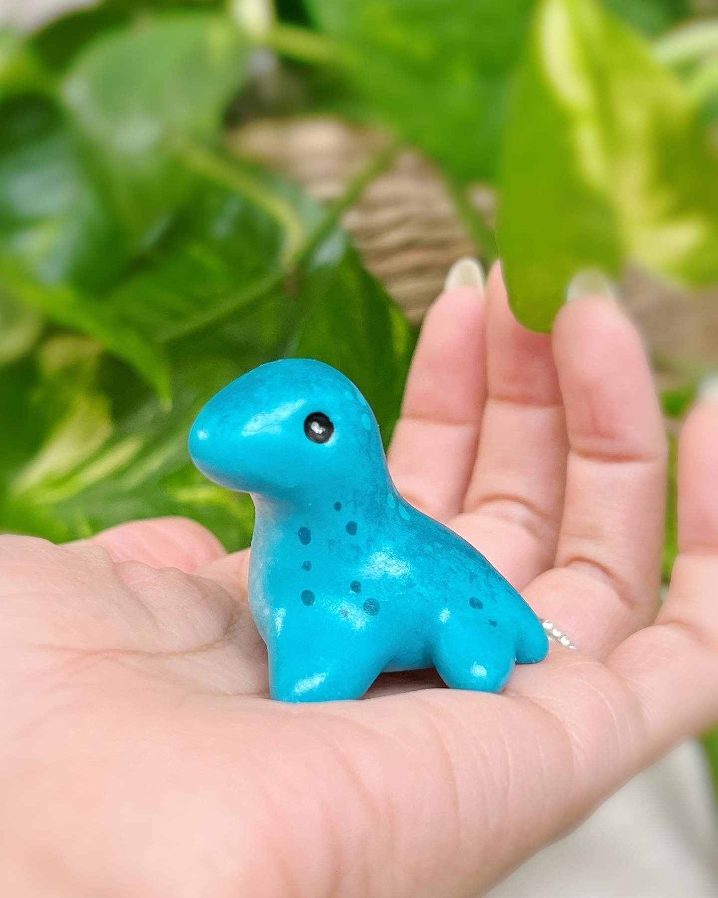 Nessie créature mignon fait main en argile polymère, ami de bureau, créature mythologique