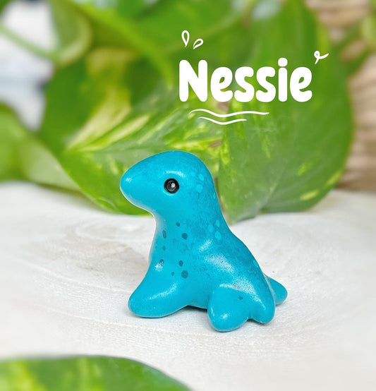 Nessie créature mignon fait main en argile polymère, ami de bureau, créature mythologique